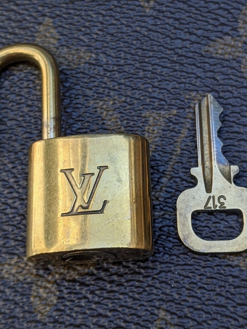 Authentic Louis Vuitton padlock key and lock set - Picture 3 of 6